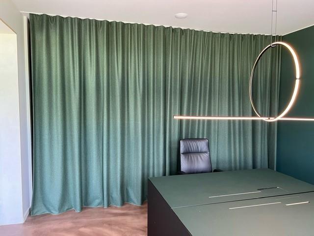 Lyd- og lysdæmpende gardiner 