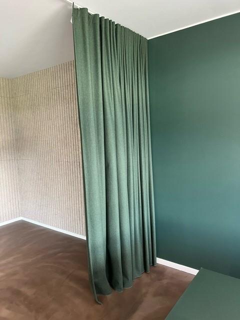 Lyd- og lysdæmpende gardiner 