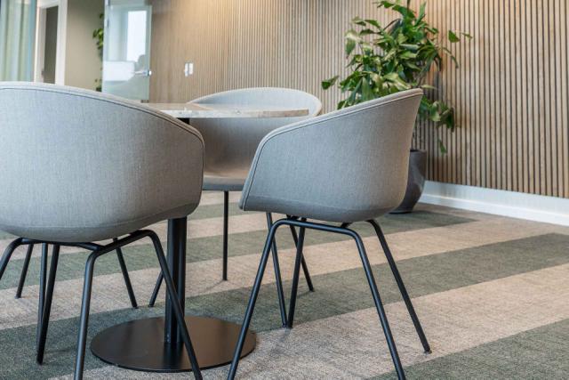 Indretning med plads til medarbejder